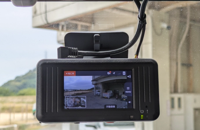 Dr.ライセンス 導入事例 車両に取付けたDr.ライセンスのドライブレコーダー